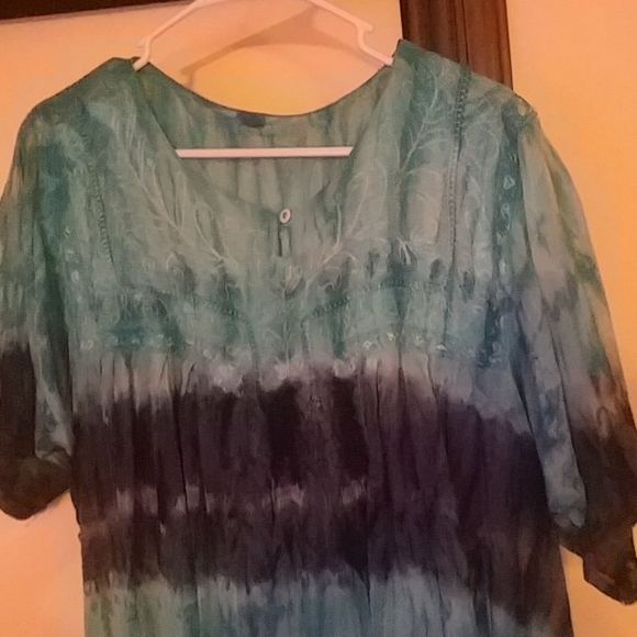 Beautiful tie-dyed top, or after a day in the sun. - Picture 2 of 4
